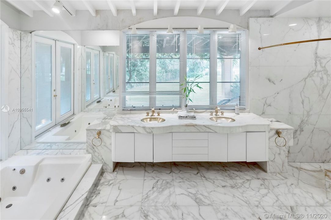 Master bath...  Nice!