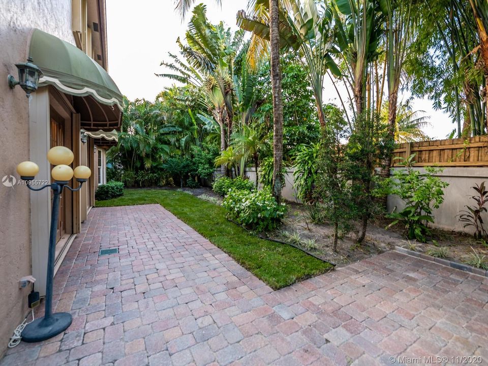 Vendido Recientemente: $649,500 (5 camas, 4 baños, 3656 Pies cuadrados)