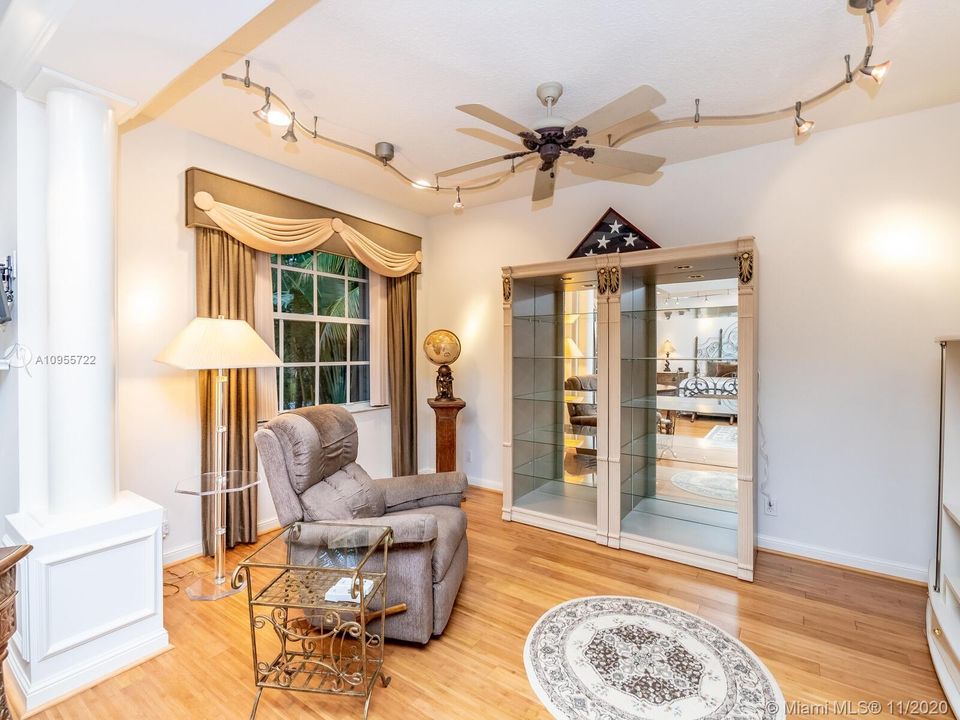 Vendido Recientemente: $649,500 (5 camas, 4 baños, 3656 Pies cuadrados)