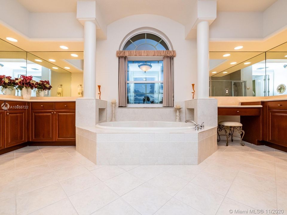 Vendido Recientemente: $649,500 (5 camas, 4 baños, 3656 Pies cuadrados)