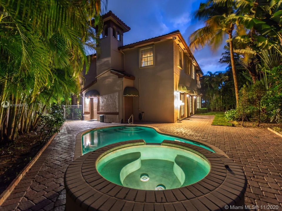 Vendido Recientemente: $649,500 (5 camas, 4 baños, 3656 Pies cuadrados)