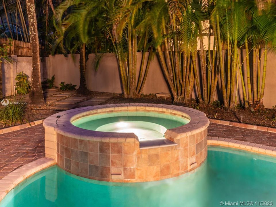 Vendido Recientemente: $649,500 (5 camas, 4 baños, 3656 Pies cuadrados)