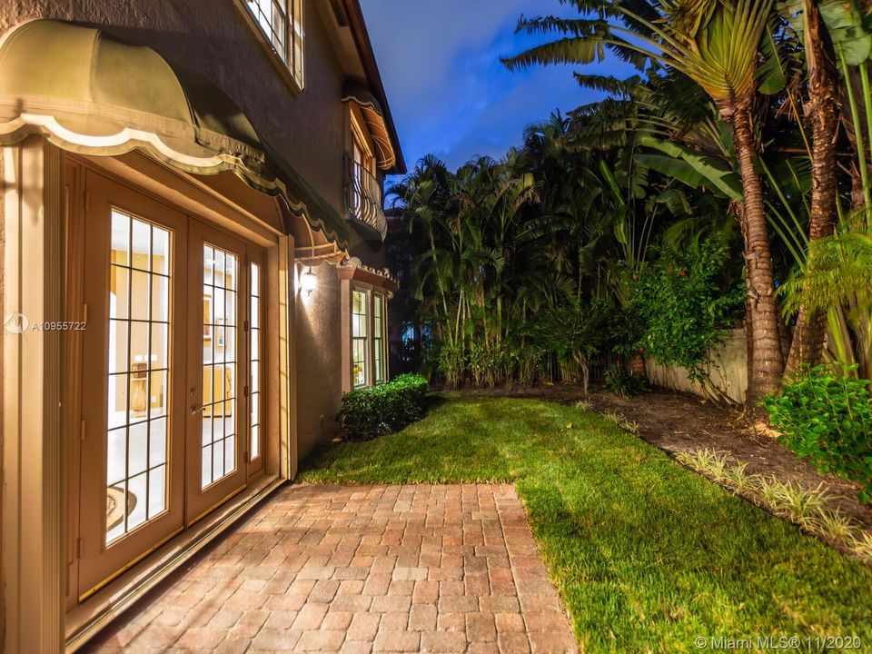 Vendido Recientemente: $649,500 (5 camas, 4 baños, 3656 Pies cuadrados)