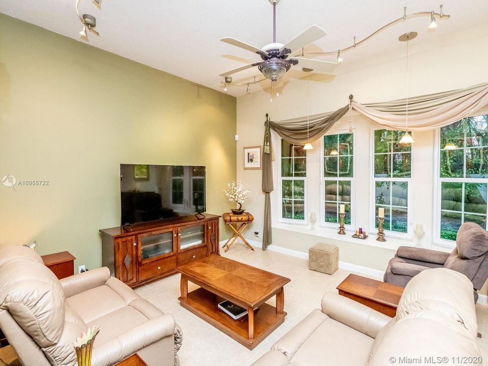 Vendido Recientemente: $649,500 (5 camas, 4 baños, 3656 Pies cuadrados)