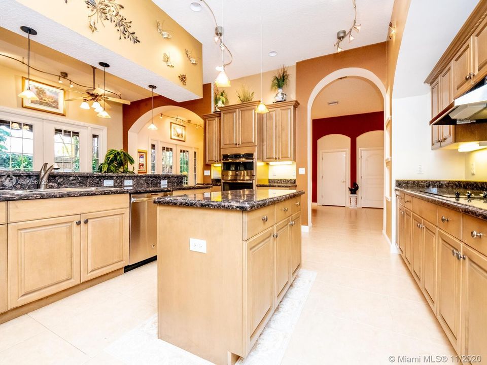 Vendido Recientemente: $649,500 (5 camas, 4 baños, 3656 Pies cuadrados)