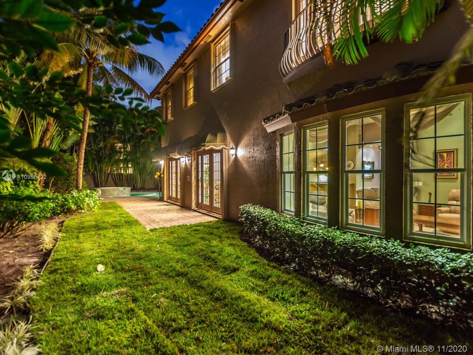 Vendido Recientemente: $649,500 (5 camas, 4 baños, 3656 Pies cuadrados)