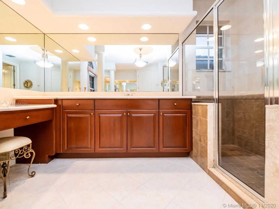 Vendido Recientemente: $649,500 (5 camas, 4 baños, 3656 Pies cuadrados)