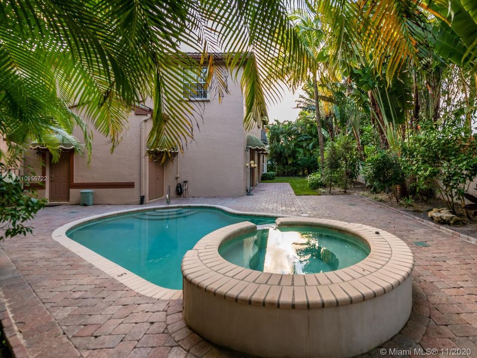 Vendido Recientemente: $649,500 (5 camas, 4 baños, 3656 Pies cuadrados)