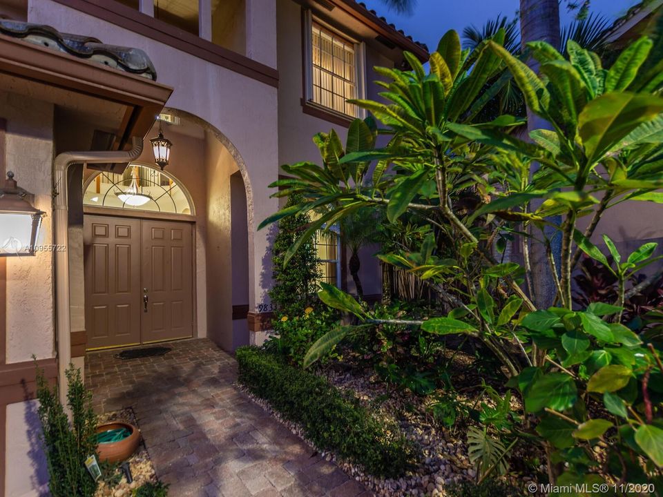 Vendido Recientemente: $649,500 (5 camas, 4 baños, 3656 Pies cuadrados)
