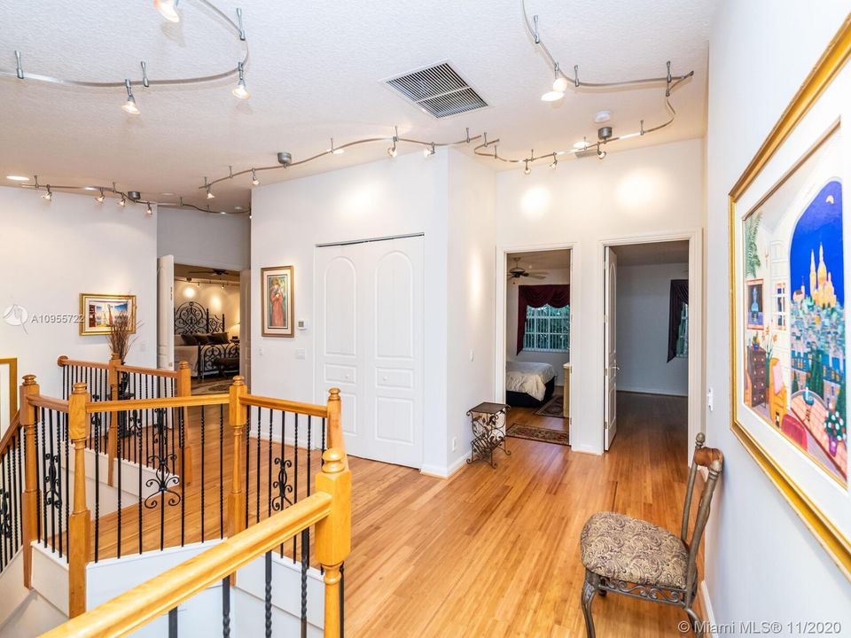 Vendido Recientemente: $649,500 (5 camas, 4 baños, 3656 Pies cuadrados)