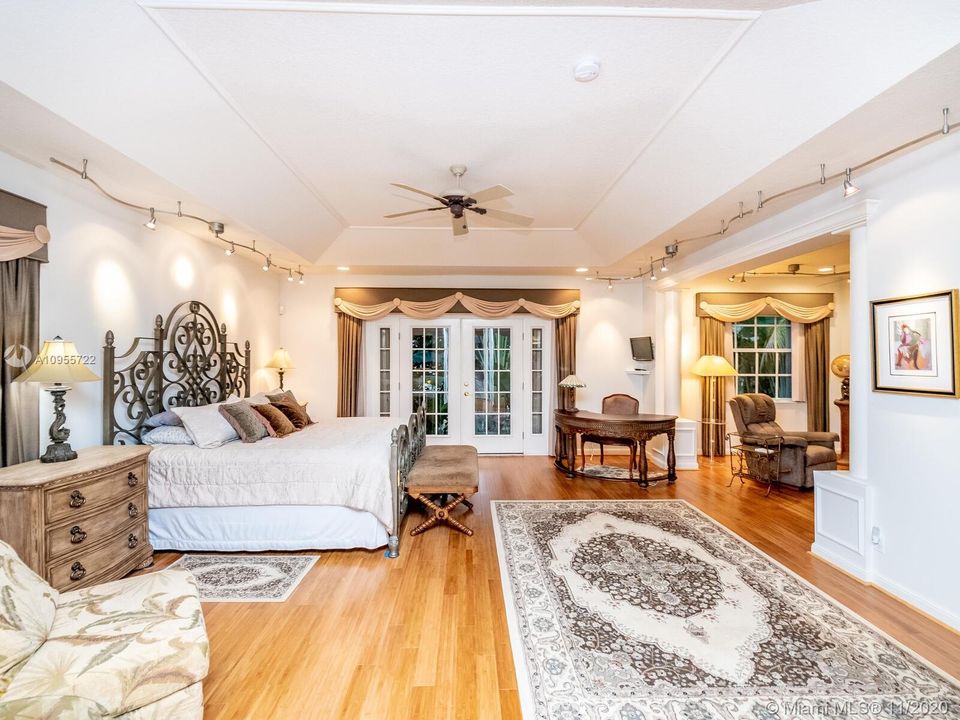 Vendido Recientemente: $649,500 (5 camas, 4 baños, 3656 Pies cuadrados)