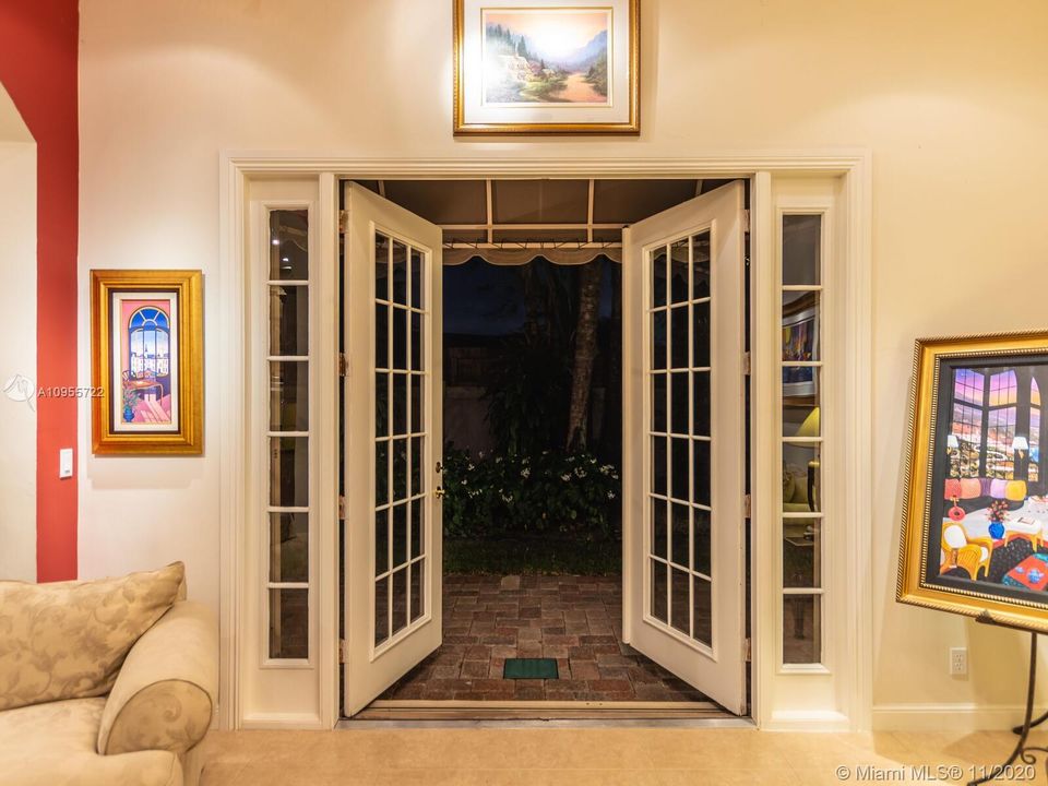Vendido Recientemente: $649,500 (5 camas, 4 baños, 3656 Pies cuadrados)