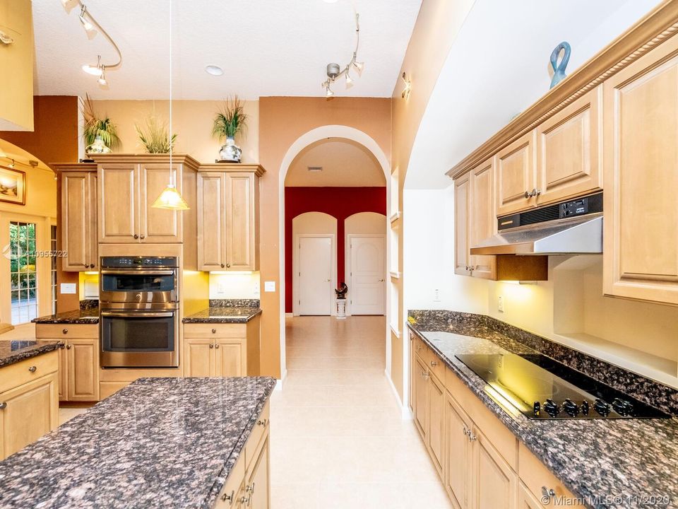 Vendido Recientemente: $649,500 (5 camas, 4 baños, 3656 Pies cuadrados)