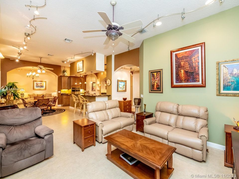 Vendido Recientemente: $649,500 (5 camas, 4 baños, 3656 Pies cuadrados)