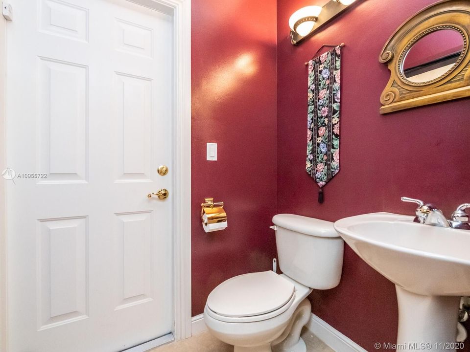 Vendido Recientemente: $649,500 (5 camas, 4 baños, 3656 Pies cuadrados)
