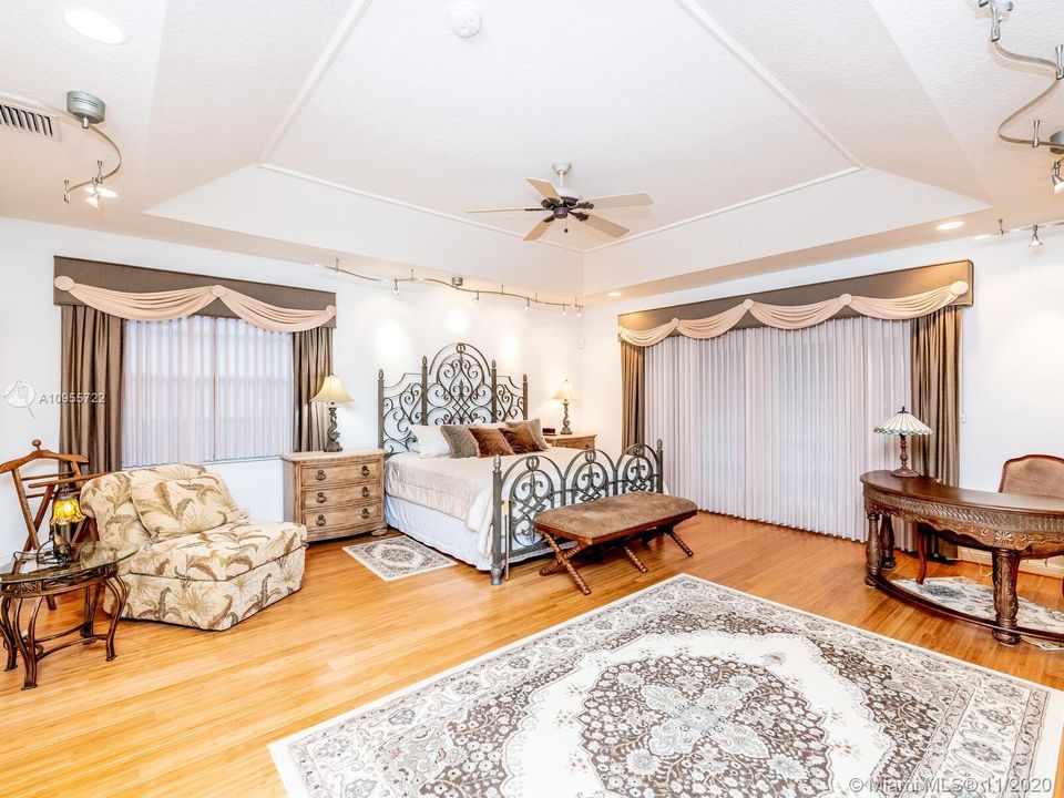 Vendido Recientemente: $649,500 (5 camas, 4 baños, 3656 Pies cuadrados)