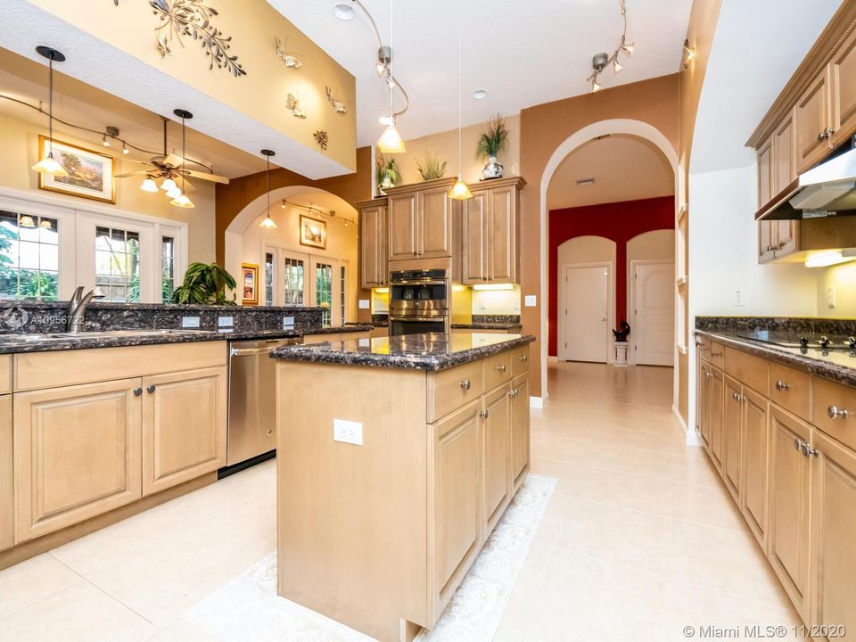 Vendido Recientemente: $649,500 (5 camas, 4 baños, 3656 Pies cuadrados)