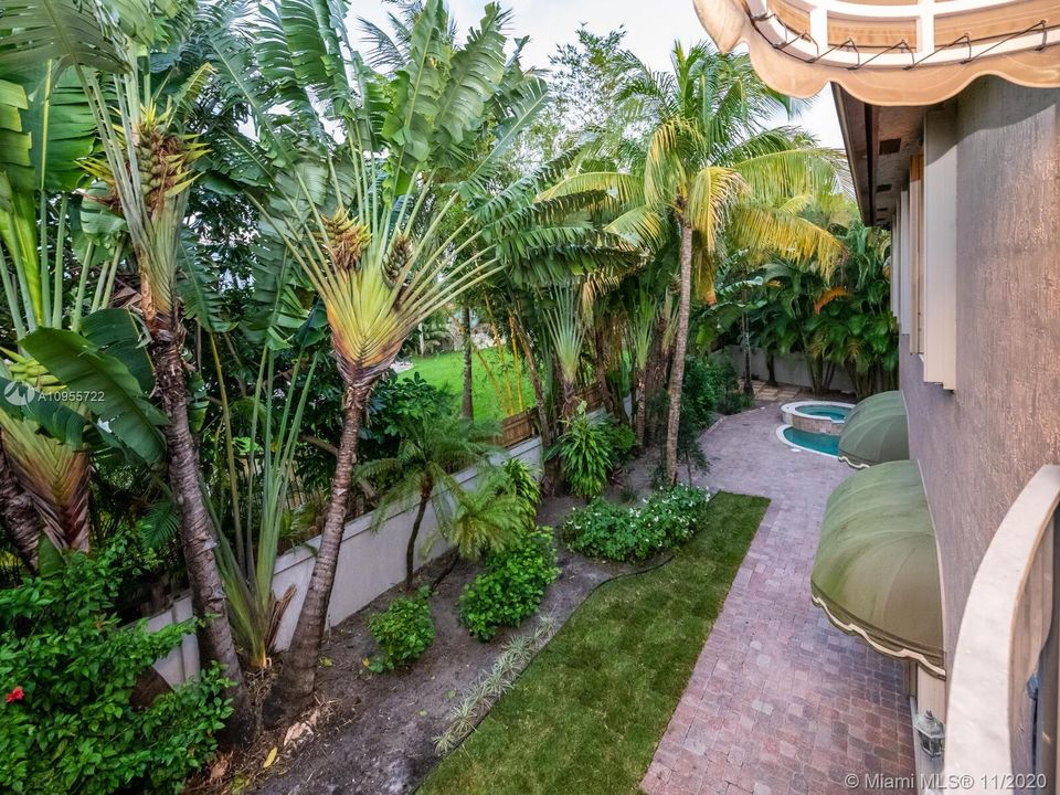 Vendido Recientemente: $649,500 (5 camas, 4 baños, 3656 Pies cuadrados)