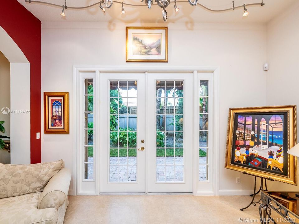 Vendido Recientemente: $649,500 (5 camas, 4 baños, 3656 Pies cuadrados)