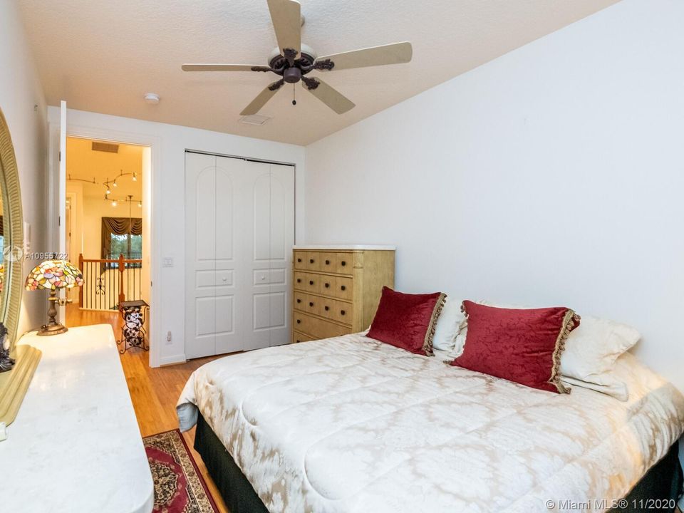 Vendido Recientemente: $649,500 (5 camas, 4 baños, 3656 Pies cuadrados)