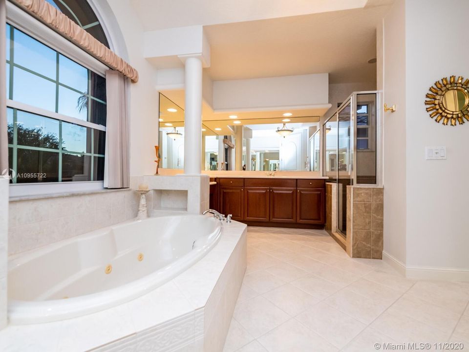 Vendido Recientemente: $649,500 (5 camas, 4 baños, 3656 Pies cuadrados)
