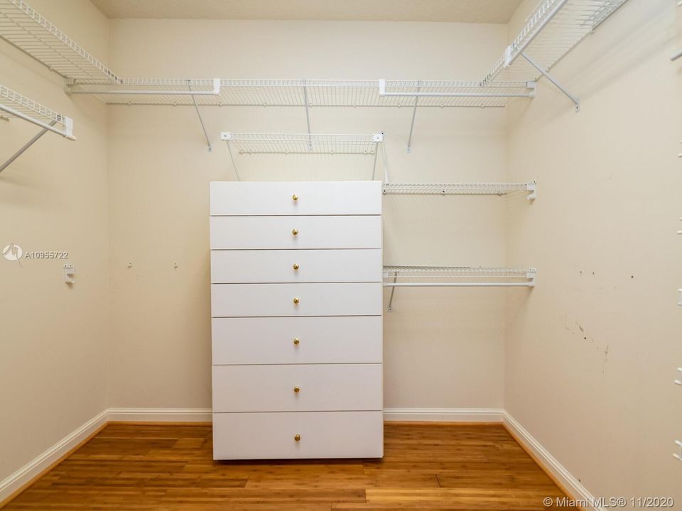 Vendido Recientemente: $649,500 (5 camas, 4 baños, 3656 Pies cuadrados)