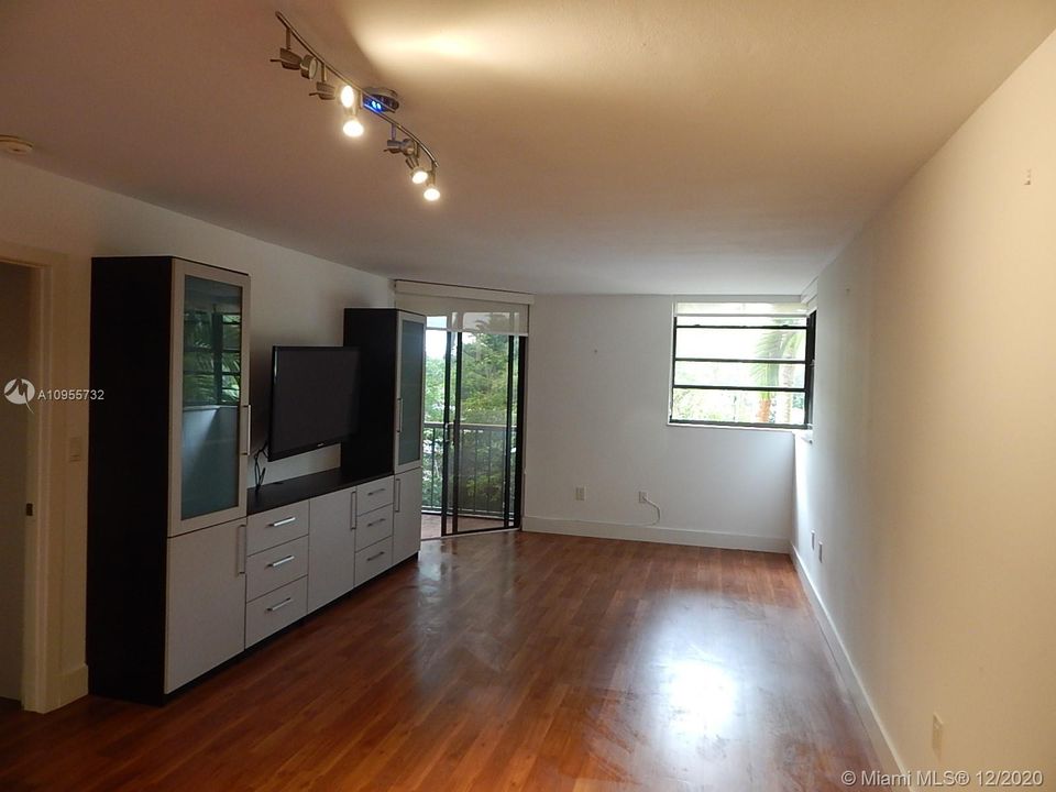 Recently Sold: $379,000 (1 beds, 1 baths, 972 Square Feet)