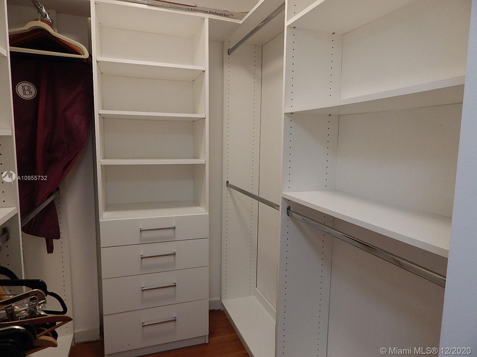 Recently Sold: $379,000 (1 beds, 1 baths, 972 Square Feet)