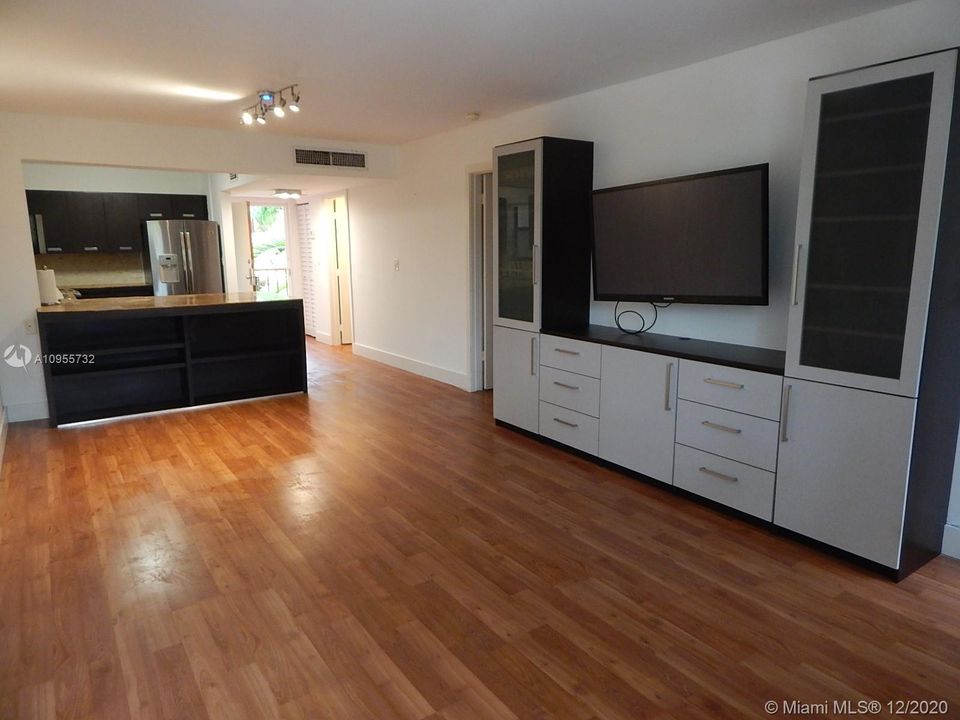 Recently Sold: $379,000 (1 beds, 1 baths, 972 Square Feet)