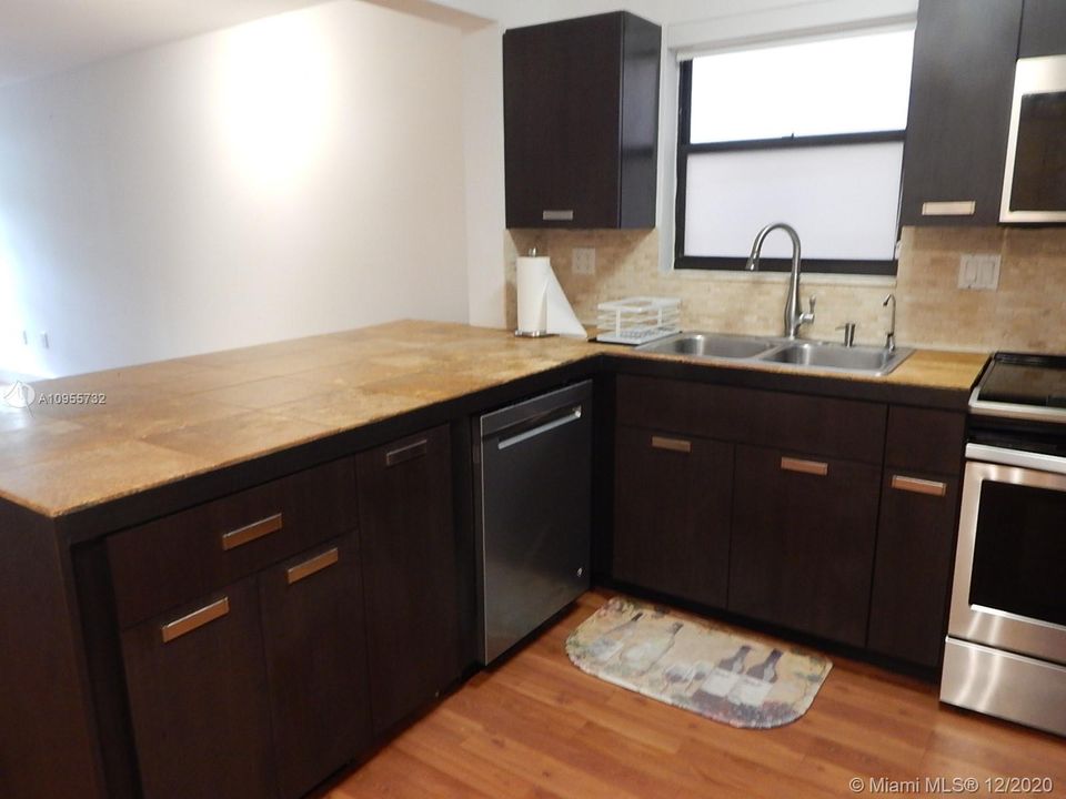 Recently Sold: $379,000 (1 beds, 1 baths, 972 Square Feet)