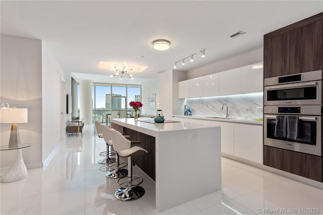 最近租的: $10,000 (3 贝兹, 4 浴室, 2320 平方英尺)