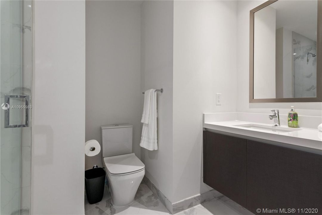 En-suite full bath in "lockout" bedroom