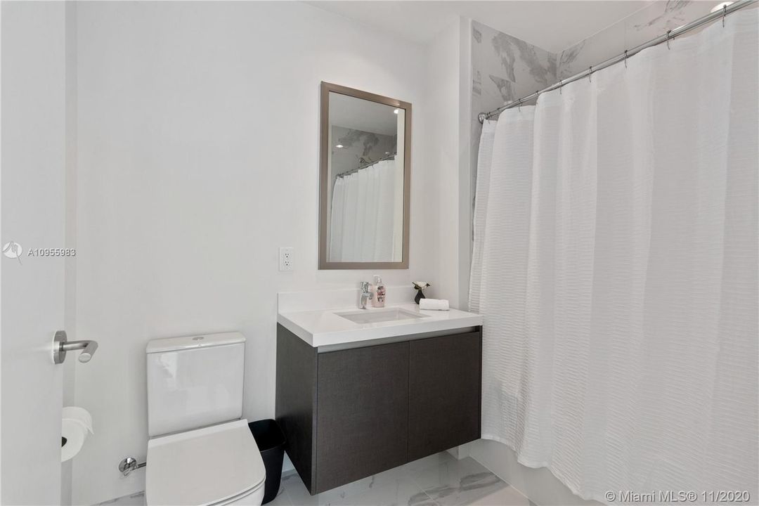 En-suite full bath in 2nd bedroom