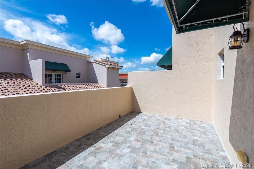 最近售出: $420,000 (3 贝兹, 3 浴室, 2100 平方英尺)