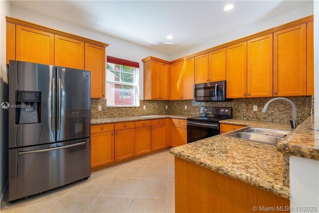 最近售出: $420,000 (3 贝兹, 3 浴室, 2100 平方英尺)