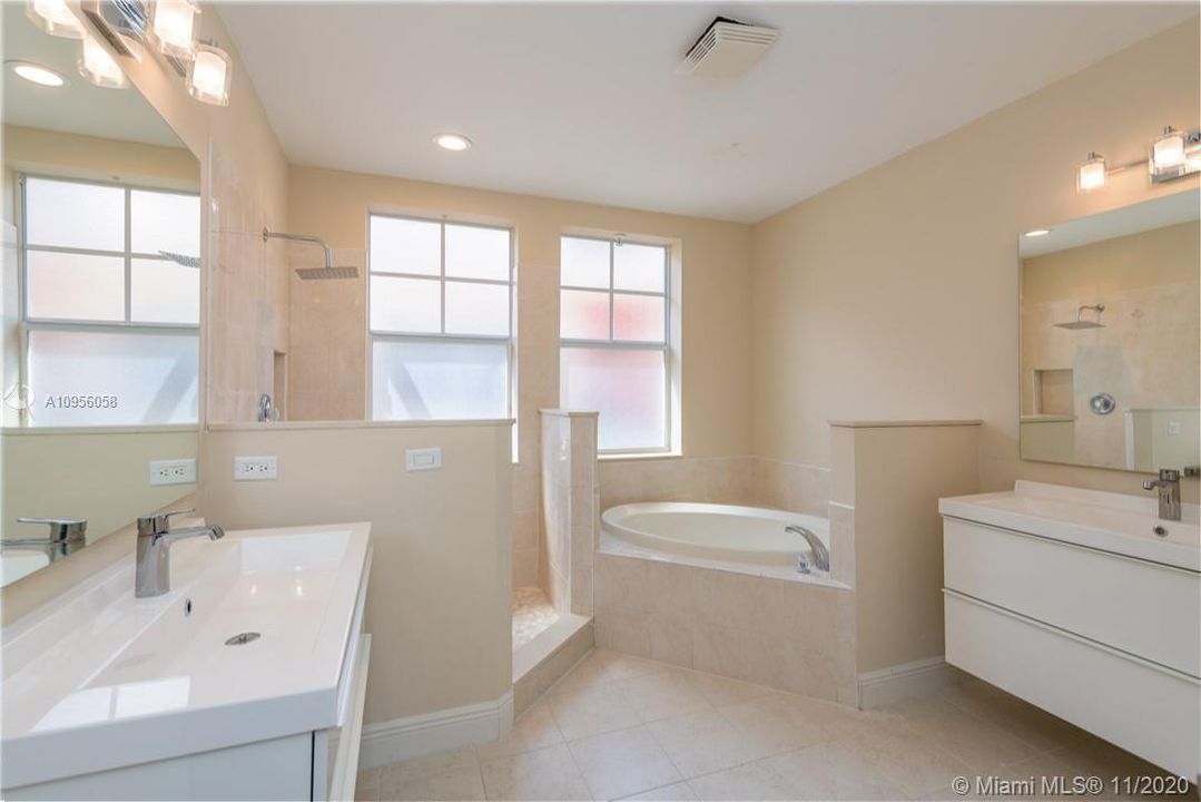 最近售出: $420,000 (3 贝兹, 3 浴室, 2100 平方英尺)