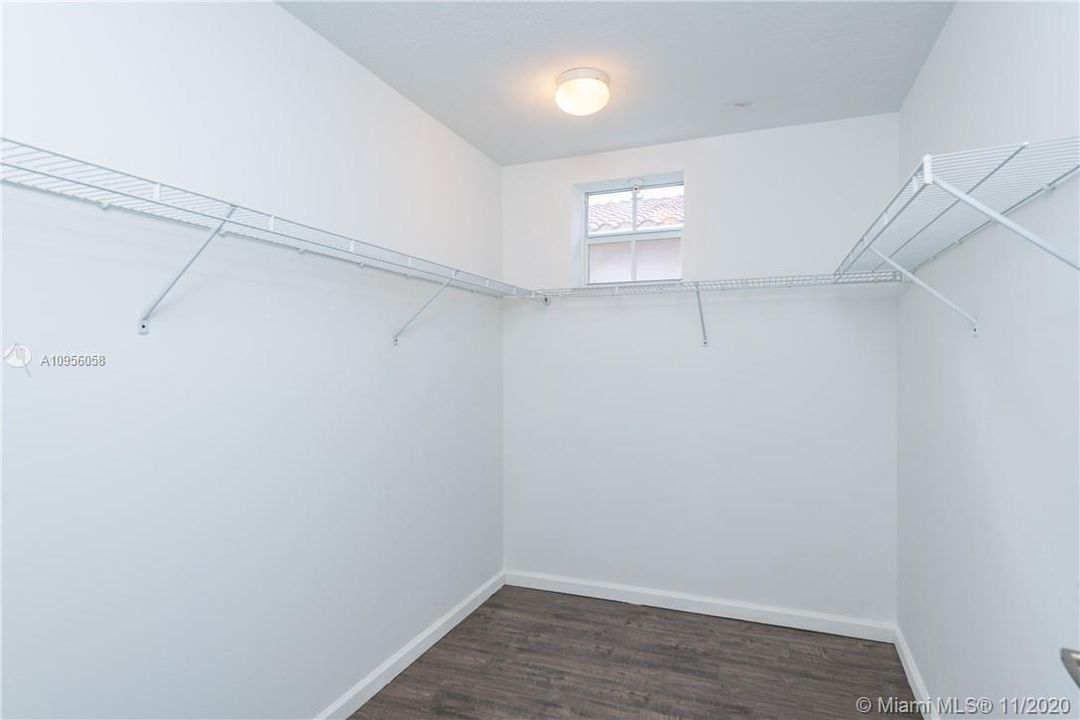 最近售出: $420,000 (3 贝兹, 3 浴室, 2100 平方英尺)