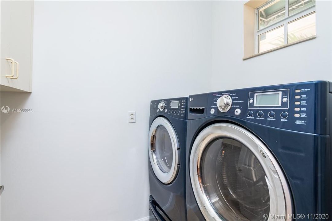 最近售出: $420,000 (3 贝兹, 3 浴室, 2100 平方英尺)