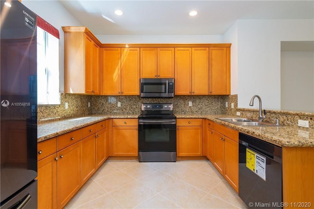 最近售出: $420,000 (3 贝兹, 3 浴室, 2100 平方英尺)