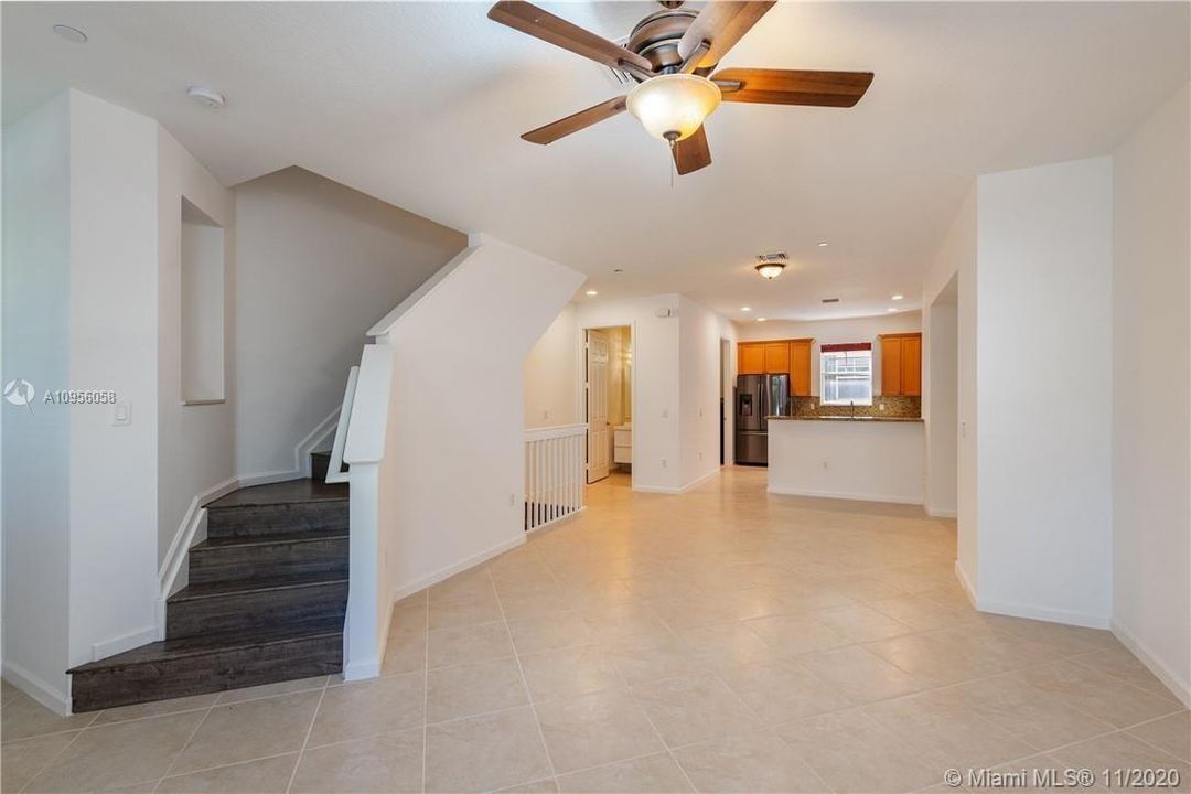 最近售出: $420,000 (3 贝兹, 3 浴室, 2100 平方英尺)