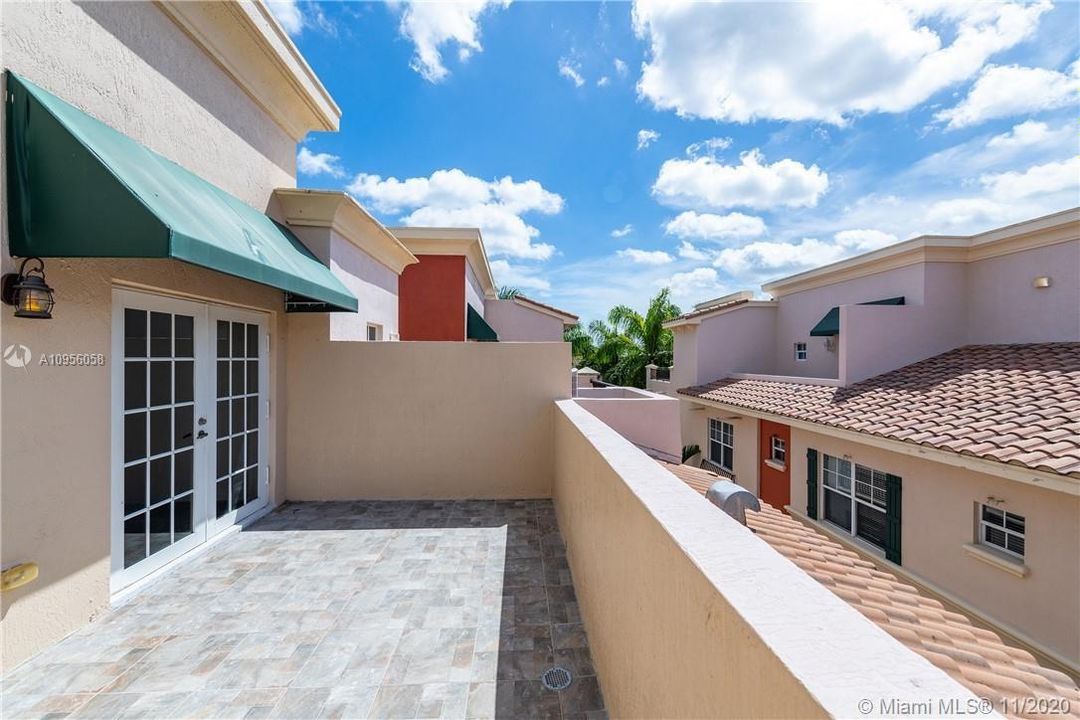 最近售出: $420,000 (3 贝兹, 3 浴室, 2100 平方英尺)