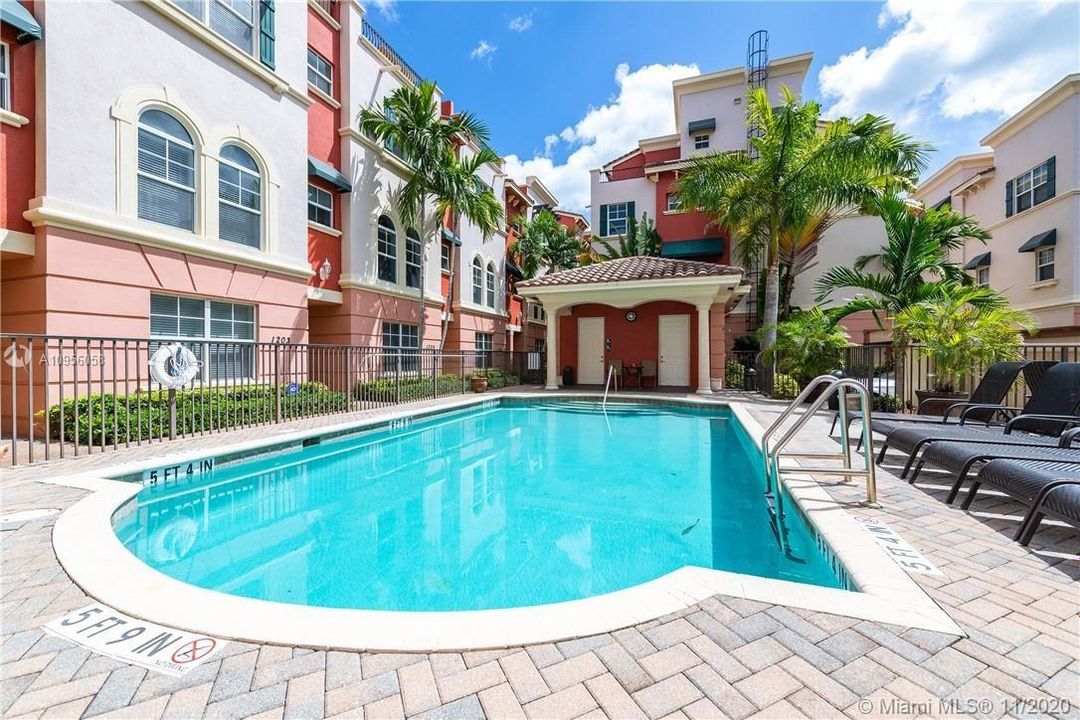 最近售出: $420,000 (3 贝兹, 3 浴室, 2100 平方英尺)