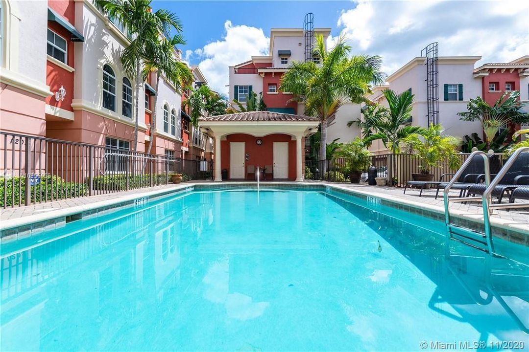 最近售出: $420,000 (3 贝兹, 3 浴室, 2100 平方英尺)