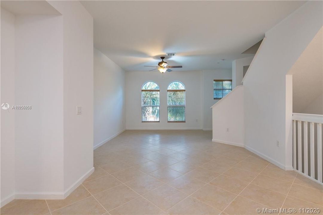 最近售出: $420,000 (3 贝兹, 3 浴室, 2100 平方英尺)