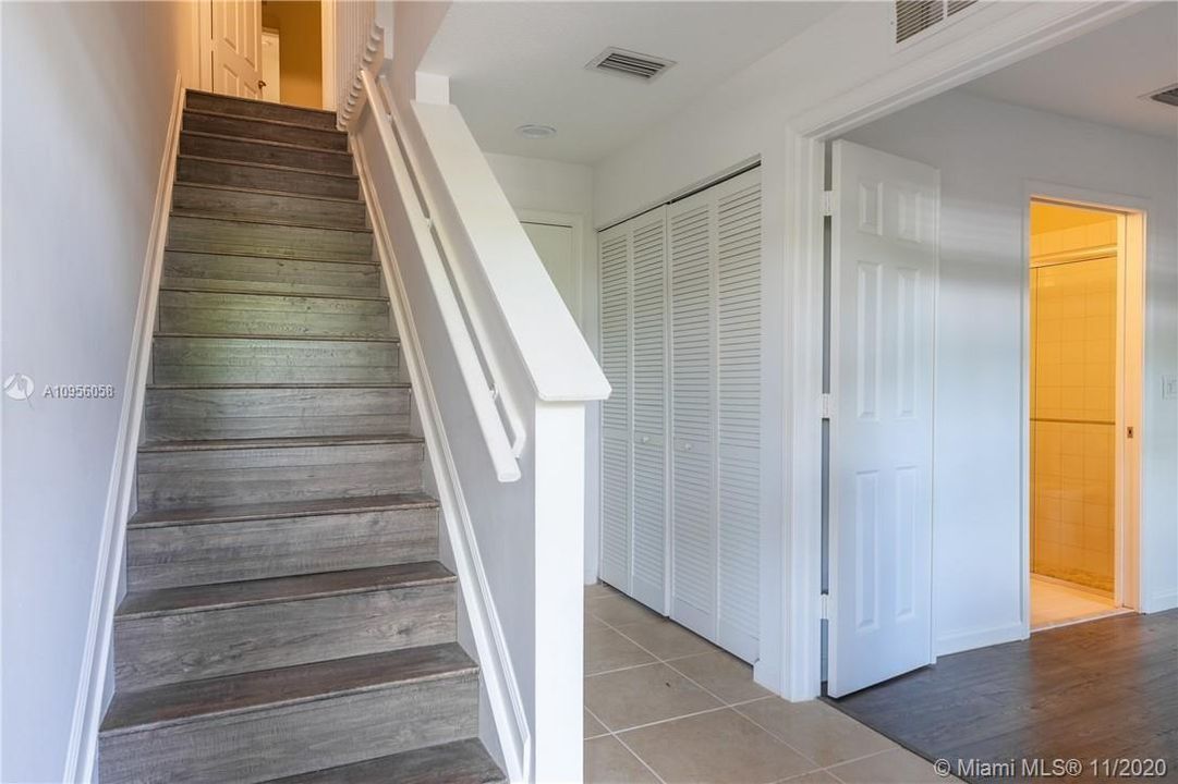 最近售出: $420,000 (3 贝兹, 3 浴室, 2100 平方英尺)