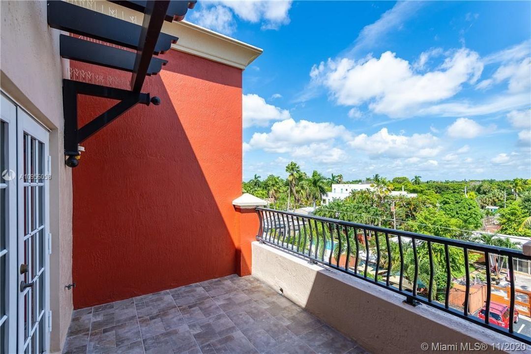 最近售出: $420,000 (3 贝兹, 3 浴室, 2100 平方英尺)