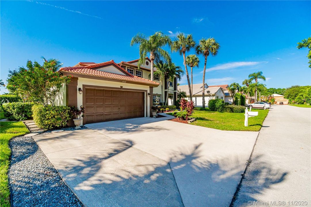 Recently Sold: $439,000 (3 beds, 2 baths, 2585 Square Feet)