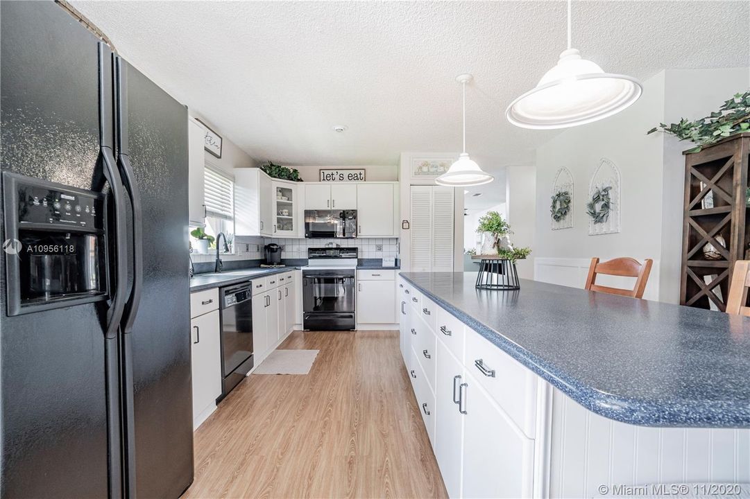 Recently Sold: $439,000 (3 beds, 2 baths, 2585 Square Feet)