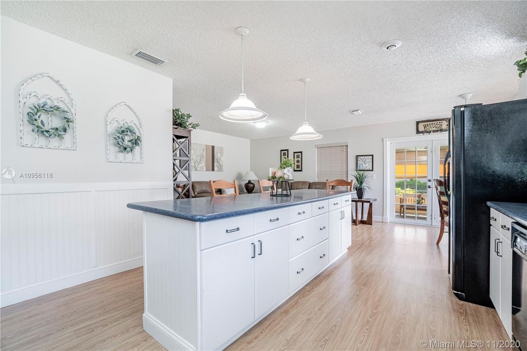 Recently Sold: $439,000 (3 beds, 2 baths, 2585 Square Feet)