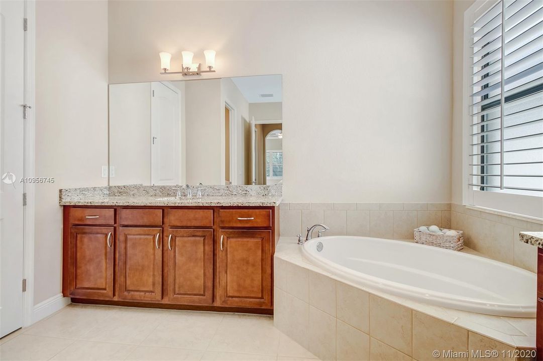 最近售出: $549,900 (4 贝兹, 4 浴室, 0 平方英尺)